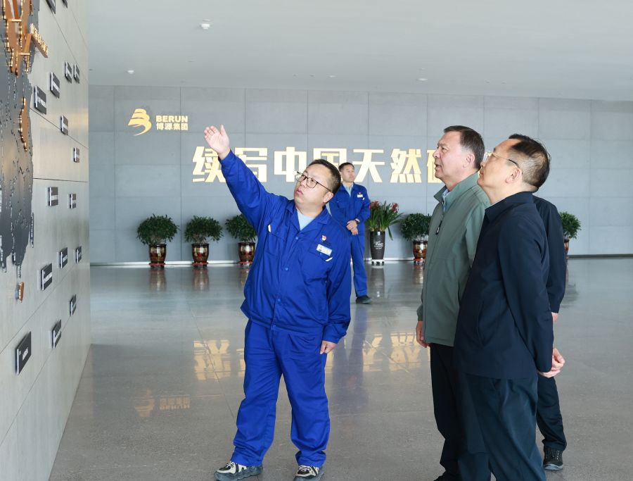甘肃省张掖市委副书记、市长叶尔波力&middot;孜汗到博源银根矿业公司调研